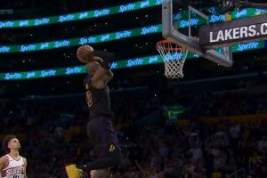 詹姆斯抢断反击一条龙双手暴扣空篮 三节未结束已经12中10砍27分