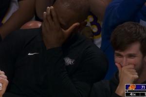 在说什么悄悄话？詹姆斯捂脸和里夫斯咯咯咯笑得合不拢嘴