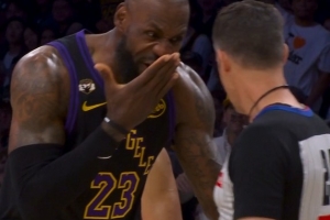 肯纳德三分命中同时再造狄龙犯规 詹姆斯提示裁判回看后也没升级