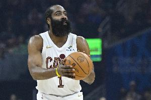 主导进攻但手感一般！哈登首节6中2拿到9分2助攻