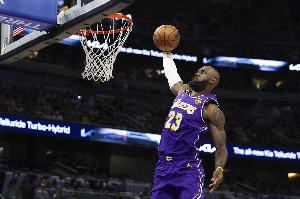 梦回18年！詹姆斯半场10中8高效砍下22分5助 正负值+13