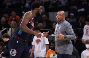 里弗斯谈76人：在这里执教时过得很好 恩比德大概正躺在床上缝针