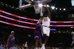 霸王硬上弓！詹姆斯空切接球顶着人强硬上篮打进 还有加罚！