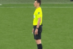 法甲联赛首次!主裁判向现场球迷解释观看视频回放后改判的原因