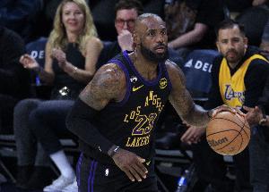 A·史密斯:41岁的老詹能保持健康为啥东里不行 大家真该觉得丢人