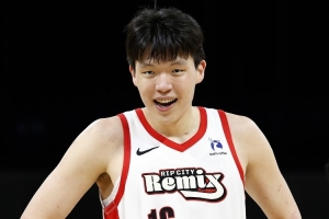 解说：除了身体方面 杨瀚森新秀赛季后对篮球的认知也提升了