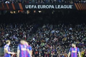 欧冠生死战！世体：大批无票的巴萨球迷抵达马德里准备场外助威