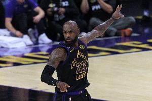 老而弥坚！詹姆斯湖人生涯第9次当选周最佳球员