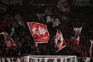 津媒:观众人数火爆+场内仍有不和谐现象,中超场内场外都热闹