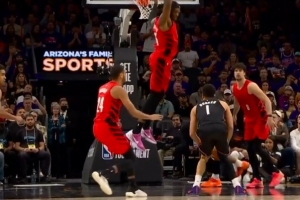 扛起进攻!布克点飞罗威 顺势跳投打进可惜加罚不中