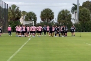 记者:迈阿密国际新帅奥约斯今早对球员发表讲话,贝克汉姆也在场