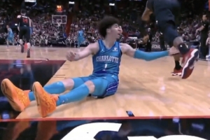 啊这……黄蜂本季常规赛客战热火 三球倒地后也抓过阿德巴约小腿