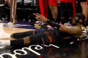 战术很秀！布克突分古德温 后者溜底线上反篮2+0反超比分