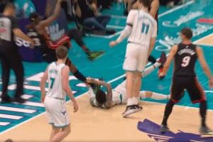 这不看回放?三球用手扒阿德巴约脚后跟致其倒地受伤 已回更衣室