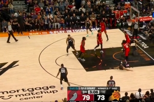 强硬!狄龙冲击内线 对抗防守抛投命中追到4分