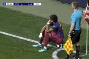 在想什么呢？费尔明接受治疗时，亚马尔在角旗区坐着球等待