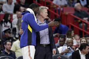 科尔:追梦昨晚在自己家里 宴请我们全队 氛围特别棒