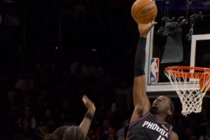 恐怖如斯！格兰特正面勾手 马威暴起遮天大帽直接扇出边线