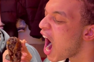 洛夫顿晒日常Vlog:东北铁锅炖太好吃!推荐你的城市美食我试试!