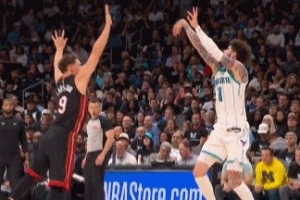 辕门射戟！拉梅洛·鲍尔外线开炮 迎着防守超远三分一箭穿心