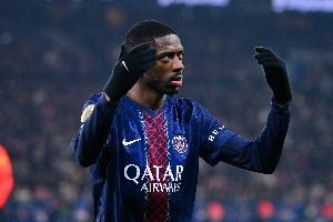 梅开二度助球队晋级，巴黎众将在更衣室高呼登贝莱MVP