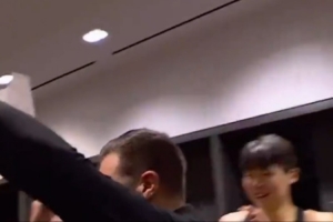 小杨现身!斯普利特更衣室训话:我们坚持住了 战斗到了最后一刻