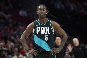 斯普利特:霍勒迪为更衣室奠定了基调 年轻球员总在向他取经