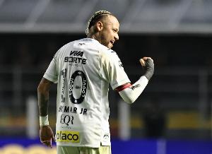 内马尔:只是对球迷抱怨几句没争吵,可以批评我表现但别人身攻击