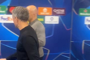 博主社媒晒视频，斯洛特与恩里克赛后笑着边走边聊