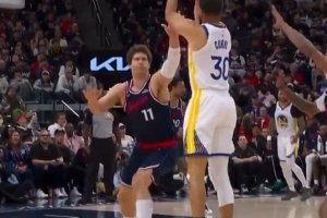 哨子来了!库里外线三分命中还造成大洛犯规 成功打3+1