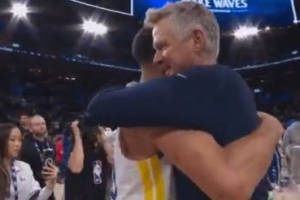 金牌师徒!赛后库里和科尔紧紧拥抱 随后和快船队员拥抱致意