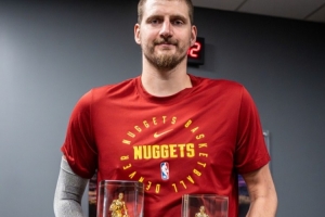 大王的双王！掘金晒约基奇领取助攻王&篮板王奖杯照片