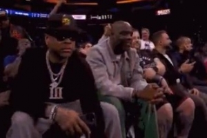 大牌来了！76人名宿艾弗森来到现场观战附加赛