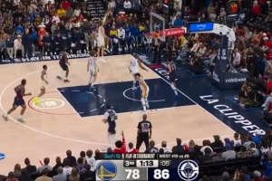 手硬!伦纳德传球险失误 科林斯迎着波津强投三分完成终结