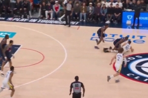 库里遭遇包夹倒地!美媒:他被打翻在地上了 依然没有哨子