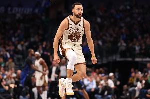 苦苦支撑!库里第三节8中6砍16分 三分4中3&一记比一记难