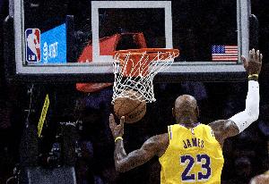 继续建立优势！湖人第三节赢了7分 手握9分领先进入末节