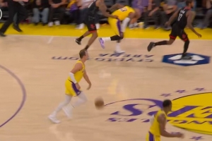 拼挺凶！小贾巴里·史密斯和詹姆斯相撞 拉拽后者被吹转换犯规