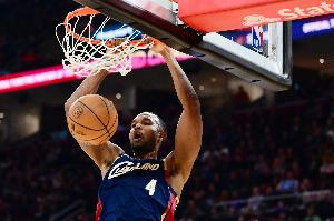 多次吃饼！莫布里半场4中3&罚球4中3 得到9分4篮板2助攻