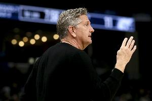 芬奇谈穆雷：他主动发起身体接触然后弹开 16次罚球让人挠头