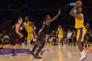 突施冷箭！詹姆斯弧顶加长三分轰进 率队保持两位数领先