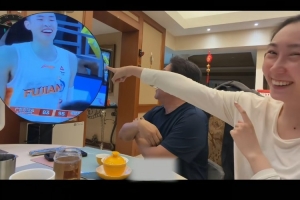 水均益和女儿看女婿赢广东！水均益看到邹阳特写镜头笑称傻小子