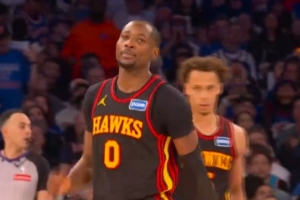 冲劲十足！库明加持球强攻 对抗防守抛投打中还造犯规加罚也有