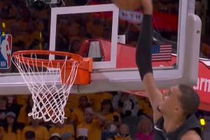 上帝都嫉妒！文班一跃起飞头顶篮板下沿单臂暴力砸扣！可惜扣飞