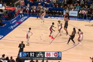 一人打一队？小瓦格纳空切上篮后抢断反击高难度抛投 打停活塞！