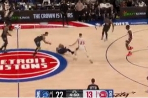 争胜的态度！萨格斯鱼跃倒地抢下球权 滑行两三米远