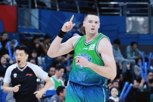 够激烈！浙江天津全场49次犯规&3人犯满多人4犯 大卫·詹姆斯遭逐