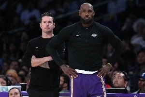 不能指望火箭继续打铁 湖人还需在篮板保护&失误控制方面做得更好