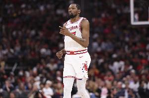 37岁还这么拼！Shams：杜兰特在训练中拼抢球权 与队友膝盖相撞