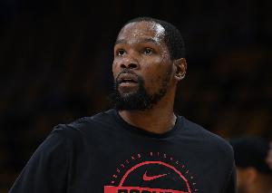 火箭队记：杜兰特在训练中看起来状态不错 没有明显的跛行或不适